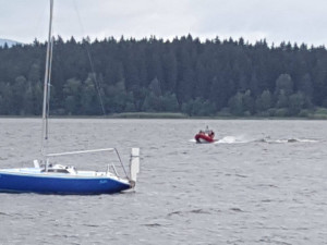 Vítr převrátil na Lipně plachetnici a rybářskou loď. Posádku obou lodí z vody vytáhli záchranáři