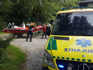 Vítr převrátil na Lipně plachetnici a rybářskou loď. Posádku obou lodí z vody vytáhli záchranáři