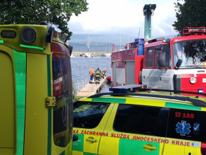 Vítr převrátil na Lipně plachetnici a rybářskou loď. Posádku obou lodí z vody vytáhli záchranáři