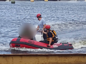 Vítr převrátil na Lipně plachetnici a rybářskou loď. Posádku obou lodí z vody vytáhli záchranáři