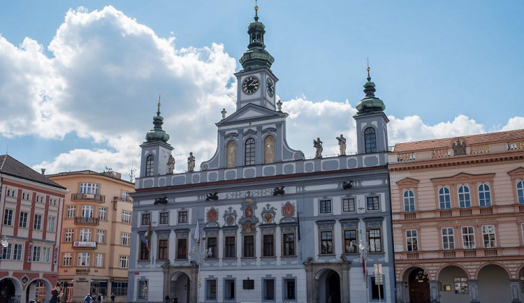 Padlé vojáky připomene v Budějcích pamětní žulová deska