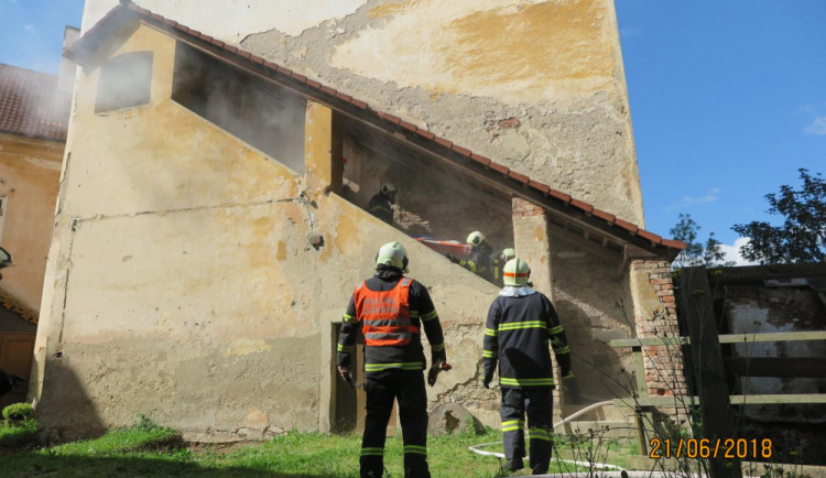 FOTO: Hasiči absolvovali prověřovací a taktická cvičení na zámku i ve škole