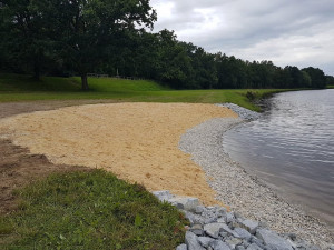 V Budějcích vyrostla na levém břehu Vltavy pláž. Vstup do vody je ale na vlastní riziko