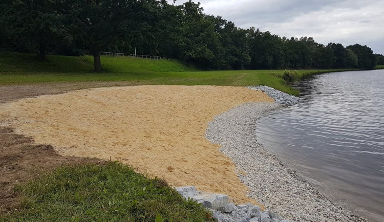 Pláž mohou lidé používat jen na vlastní riziko.