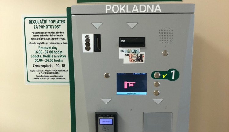Platební automat na placení regulačních poplatků.