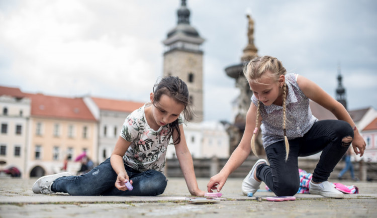 Děti vyrazily ozdobit budějcké náměstí.