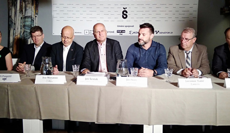 Na snímku zleva: Müllerová (Zelení), Jiří Pospíšil (TOP 09), Ivo Moravec (Občané pro Budějovice), Jiří Švec (Starostové a nezávislí), Jaromír  Talíř (KDU-ČSL) a Václav Láska (Senátor 21).