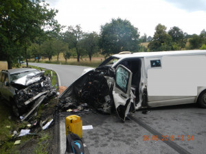 Tři zraněné osoby si vyžádala dopravní nehoda osobního automobilu a dodávky včera, ve středu 27. června.