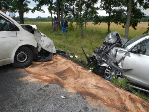 Tři zraněné osoby si vyžádala dopravní nehoda osobního automobilu a dodávky včera, ve středu 27. června.