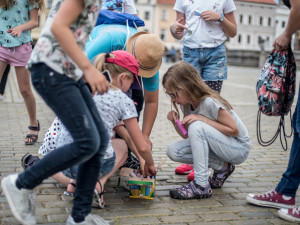 Děti vyrazily ozdobit budějcké náměstí.