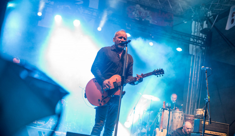 Koncert za oběti komunismu přilákal lidi na budějcký Sokolák