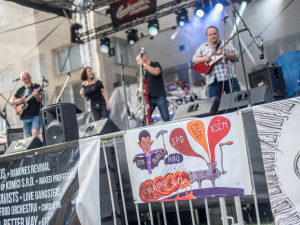 Koncert za oběti komunismu přilákal lidi na budějcký Sokolák