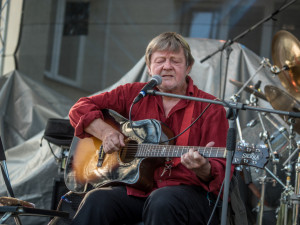 Koncert za oběti komunismu přilákal lidi na budějcký Sokolák