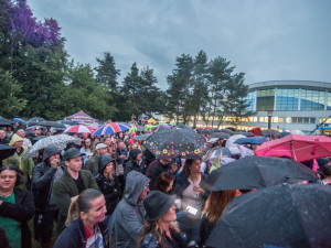 Koncert za oběti komunismu přilákal lidi na budějcký Sokolák