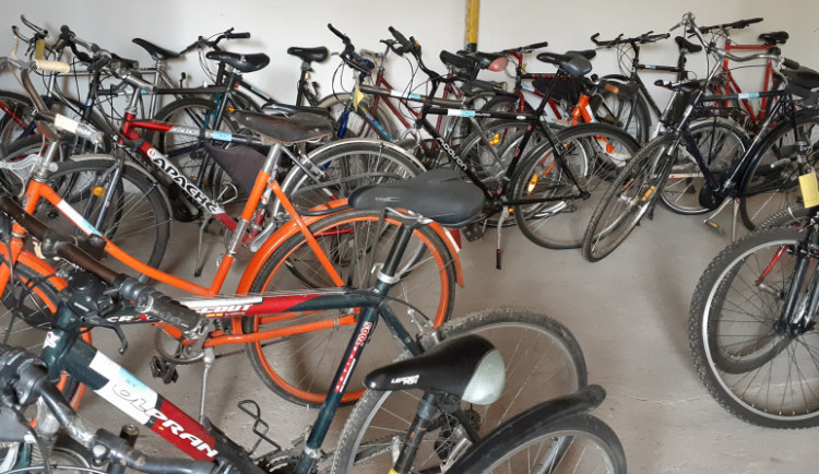 Po třech letech skladování mohou být kola nabídnuta k prodeji.