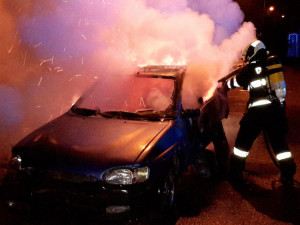 Požár vraku osobního auta likvidovali českobudějovičtí hasiči v ulici U Pily.
