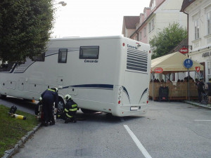 Karavan uvízl v centru Hluboké nad Vltavou. Museli ho vyprostit hasiči