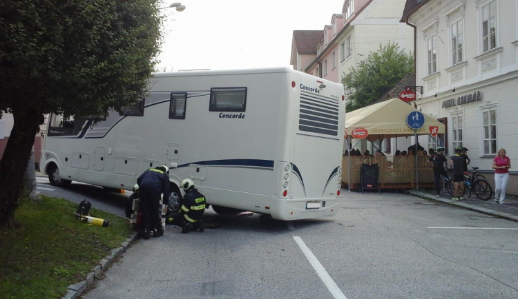 Karavan naložený autem uvízl v centru Hluboké nad Vltavou.