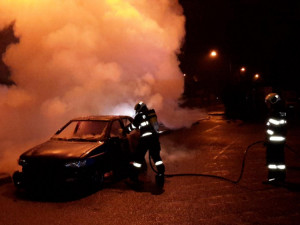 V českobudějovické ulici U Pily hořel vrak auta