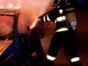 Požár vraku osobního auta likvidovali českobudějovičtí hasiči v ulici U Pily.