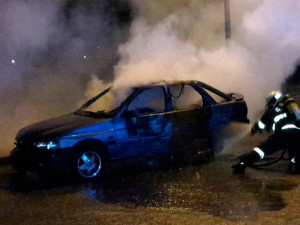 Požár vraku osobního auta likvidovali českobudějovičtí hasiči v ulici U Pily.