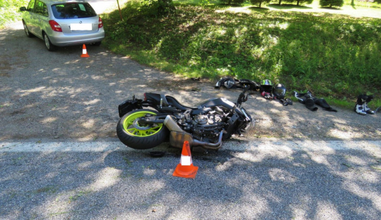 Motorkáře po střetu s autem transportoval do nemocnice vrtulník