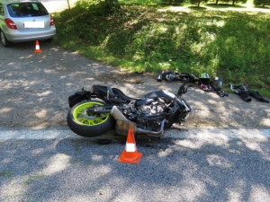 Motorkáře po střetu s autem transportoval do nemocnice vrtulník