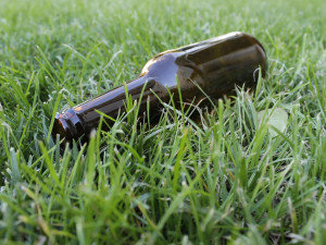 Čtrnáctiletý chlapec popíjel v budějckém parku alkohol. Nadýchal téměř jeden a půl promile