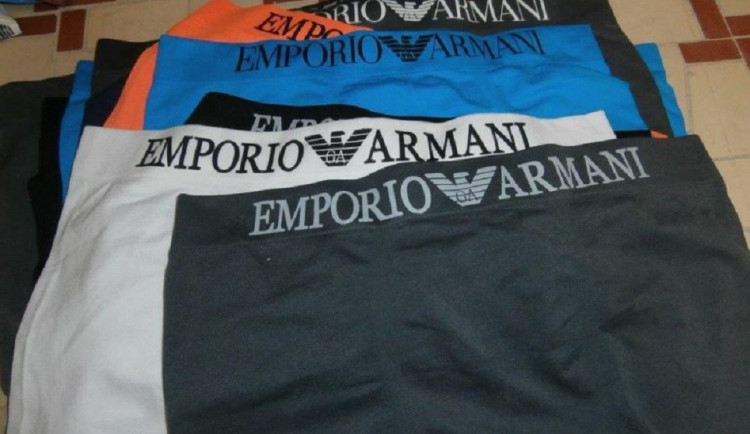 ČOI věnovala dětem zabavené padělané oblečení.