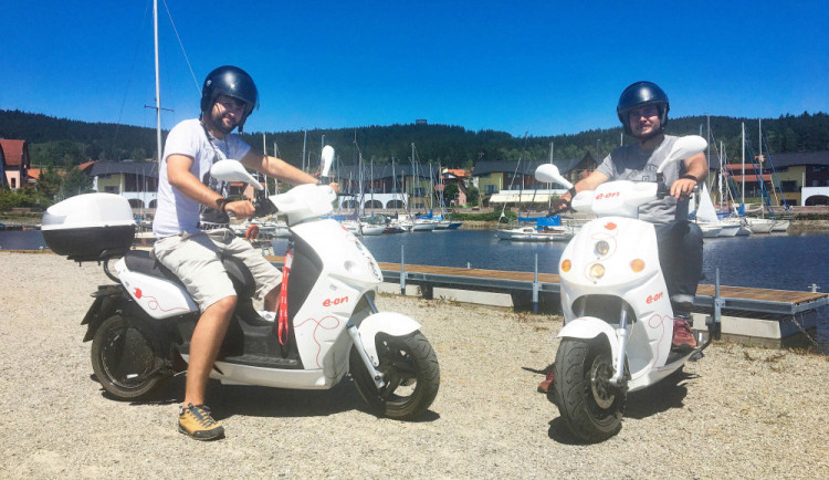 Elektroskútrem z Lipna do Prahy pojedou dva kamarádi Vojen Smíšek a Damián Viktor.