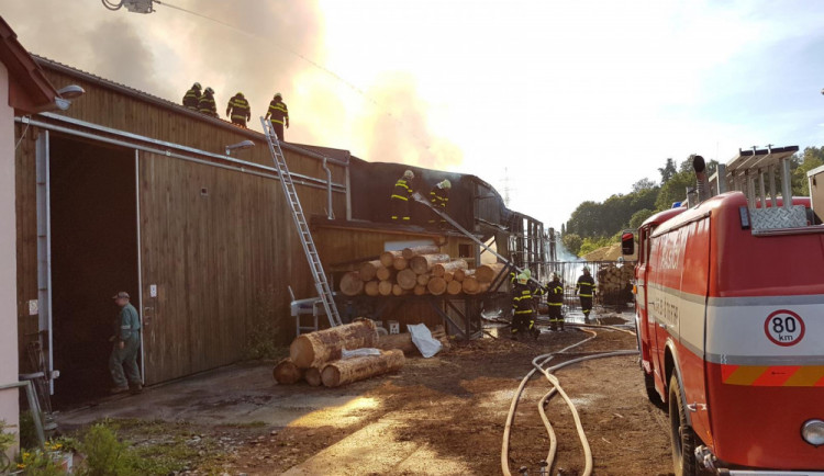 V Kardašově Řečici hořel sklad. Hasiči vyhlásili druhý stupeň požárního poplachu