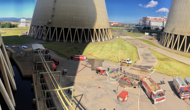 Přibližně den trvalo vyčerpání 40 tisíc kubíků vody z bazénu pod temelínskou veží