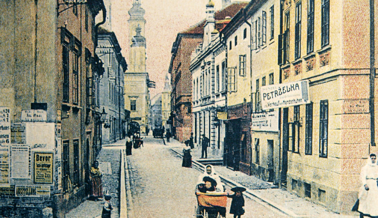 Biskupská ulice v pohledu od mostu k náměstí v období c. k.