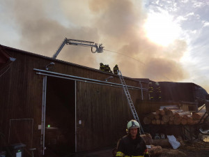 V Kardašově Řečici hořel sklad. Hasiči vyhlásili druhý stupeň požárního poplachu