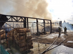 V Kardašově Řečici hořel sklad. Hasiči vyhlásili druhý stupeň požárního poplachu