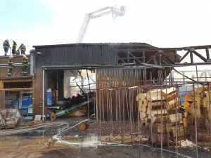 V Kardašově Řečici hořel sklad. Hasiči vyhlásili druhý stupeň požárního poplachu