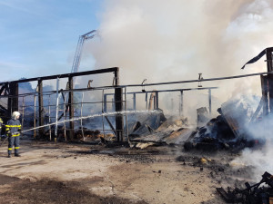 V Kardašově Řečici hořel sklad. Hasiči vyhlásili druhý stupeň požárního poplachu