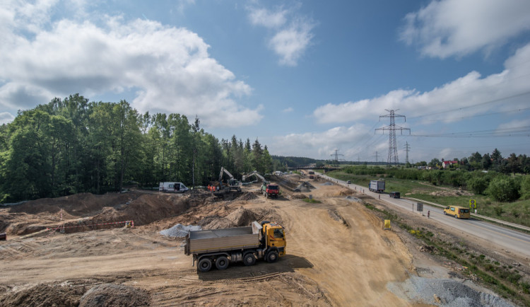 Ředitelství silnic a dálnic začalo opravovat další část hlavního tahu do Rakouska