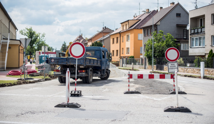 Oprava křižovatky komplikuje cestu k některým oddělením českobudějovické nemocnice
