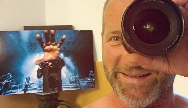 David Koller nechal budějckému fotografovi opravit objektiv, který mu při koncertu rozbil