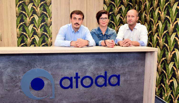 Na snímku zleva jsou: ředitel call center ATODY Václav Kroneisl, manažerka pro provoz českobudějovického call centra Jitka Bezemková a ředitel společnosti ATODA Tomáš Kruppa.