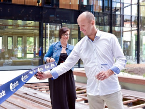 Společnost ATODA našla útočiště v nemodernější českobudějovické budově, v Pianu. Slavnostně začala v administartivní budově u křižovatky ulic Mánesova a Lická fungovat v pondělí 9. července.