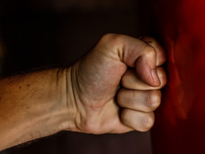 Řidič neudržel nervy na uzdě a pustil se do auta druhého účastníka silničního provozu pěstmi