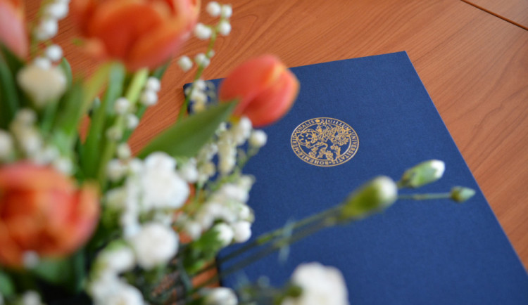 Filozofická fakulta tradičně uzavřela sérii letních promocí na Jihočeské univerzitě, které se na zbylých sedmi fakultách univerzity konaly už na konci června.