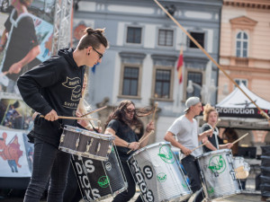 Na protestu vystoupila bubenická skupina Wild sticks.