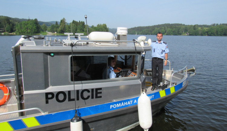 Lipenským policistům začala sezona na vodě