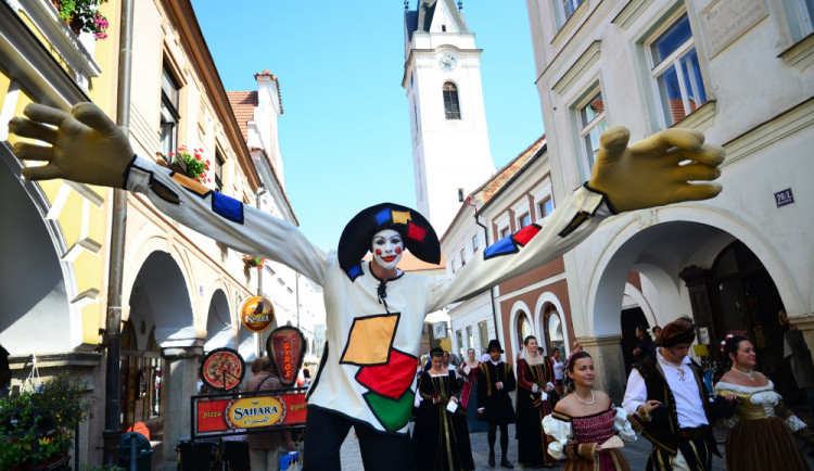 Historické slavnosti v Třeboni zpestří novinka v podobě promítání do vodní stěny