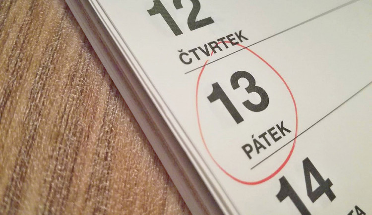Pátek třináctého: Pověra, nebo opravdu smolný den? Někteří lidé se kvůli strachu zavřou doma