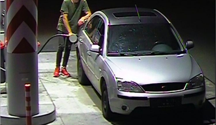 Mladý muž neplatí za naftu.