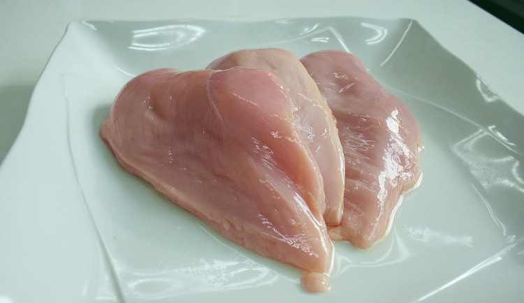 Problém jménem salmonela. Časopis dTest se zaměřil na kvalitu kuřecích prsou